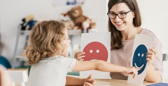 emotion-emoticons-used-by-a-psychologist-during-a-therapy-session-with-a-child.